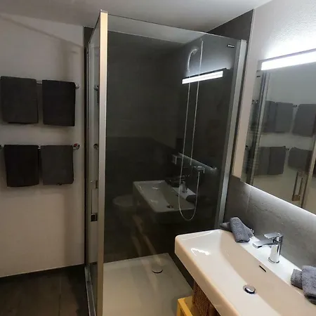 杜巴瑟木屋旅馆 *